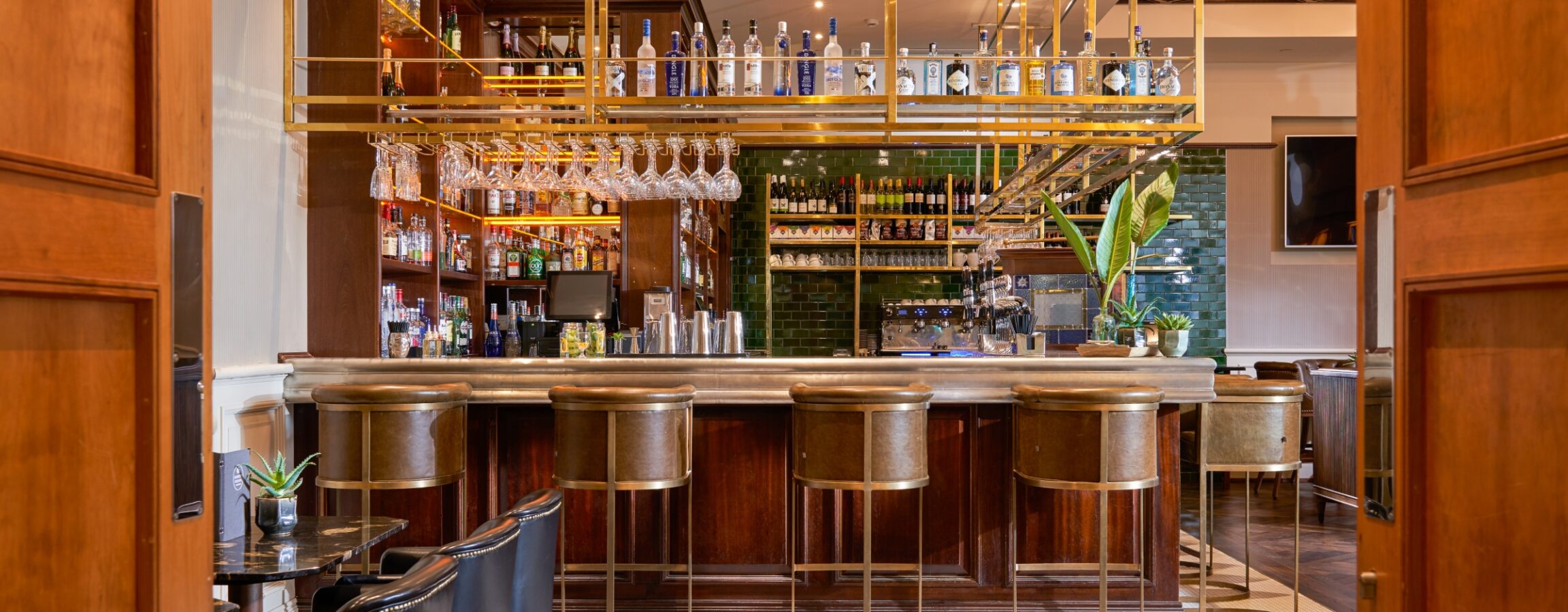 Bar Main FL No Barman 400px 1 1